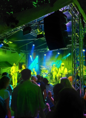 Die Astor Club Band auf der Bühne im Biergarten des Alt-Oberurseler Brauhaus.